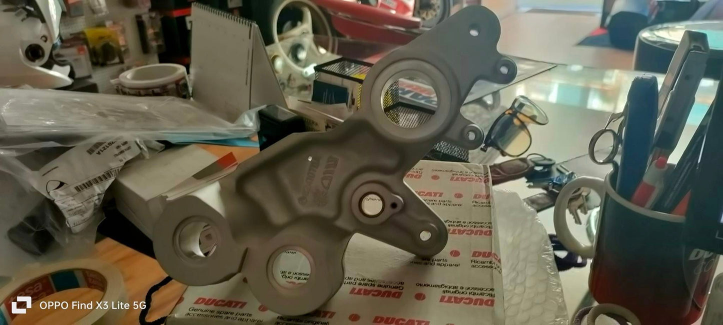 Supporto Pedana Dx Ducati Hypermotard 1100 Multistrada 1000-1100 codice prodotto 82420711a -8241071a