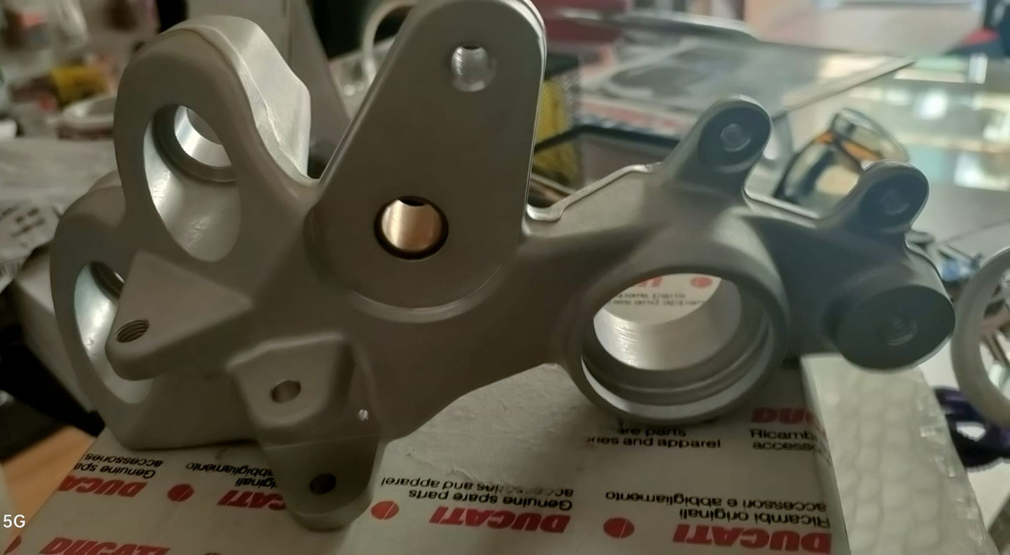 Supporto Pedana Dx Ducati Hypermotard 1100 Multistrada 1000-1100 codice prodotto 82420711a -8241071a