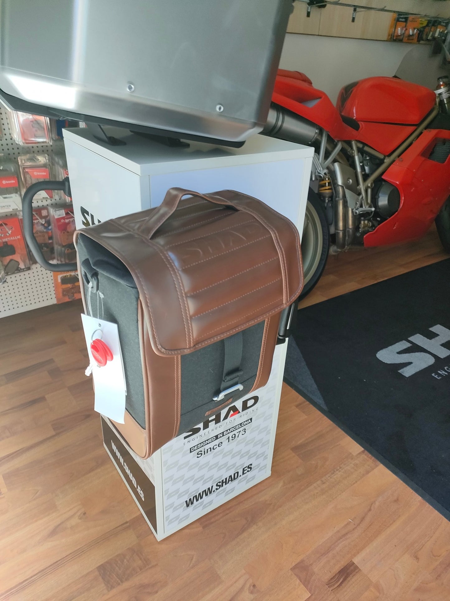 Borsa Laterale Shad + supporto attacco per Ducati Scrambler 800 400 Colore Nero foto demo